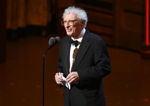 《屋顶上的提琴手》(Fiddler on the Roof)词作者谢尔登·哈尼克(Sheldon Harnick)去世，享年99岁