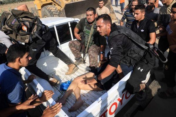 Graphic co<em></em>ntent / Palestinian militants surround a truck reportedly carrying a captured Israeli woman, in Khan Yunis in the souther Gaza Strip, on Oct. 7, 2023. 