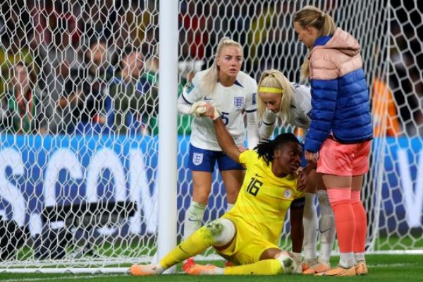 England players co<em></em>nsole Nigeria goalkeeper 
