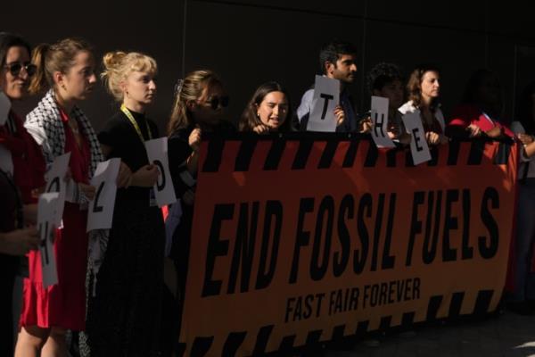 在COP28谈判代表与化石燃料进行角力之际，活动人士敦促他们记住什么是利害攸关的