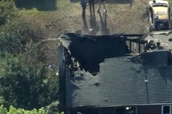 All first respo<em></em>nder crews were forced to evacuate the home when a large portion of the roof caved in, according to reports.</p>

<p>　　