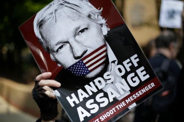 Lo<em></em>ndoners demo<em></em>nstrated outside court in 2019 during Assange's extradition request hearing.