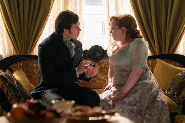 Luke Newton as Colin Bridgerton, Nicola Coughlan as Penelope Featherington 