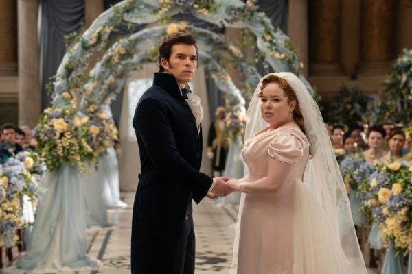 Luke Newton as Colin Bridgerton, Nicola Coughlan as Penelope Featherington