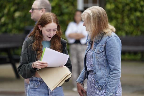 一些青少年在拿到普通中等教育证书(GCSE)成绩时计划举行庆祝活动