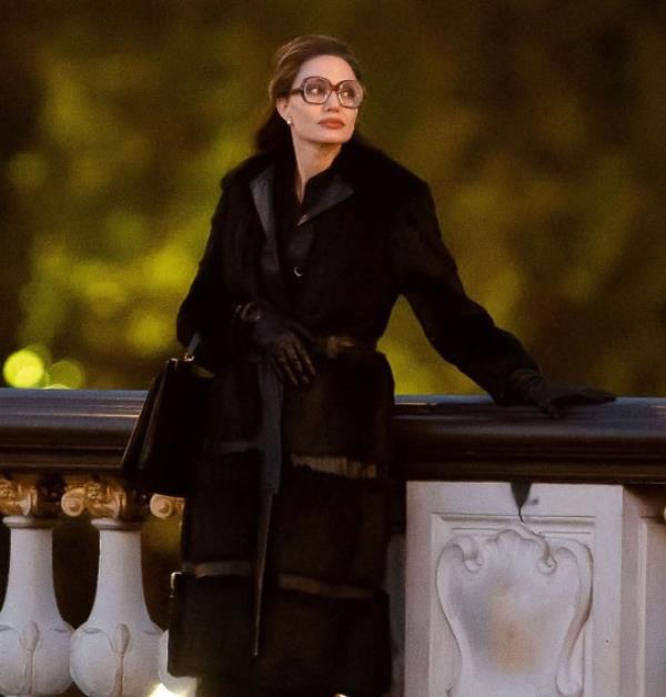 BGUK_2749328 - Paris, FRANCE - The American Actress Angelina Jolie accompanied by her son Pax spotted on the set of the biopic ?Maria? on the life of Maria Callas on the Alexandre III's bridge in Paris. The actress plays the singer whose centenary will be celebrated on December 2 2023. Pictured: Angelina Jolie BACKGRID UK 11 OCTOBER 2023 BYLINE MUST READ: BEST IMAGE / BACKGRID UK: +44 208 344 2007 / uksales@backgrid.com USA: +1 310 798 9111 / usasales@backgrid.com *Pictures Co<em></em>ntaining Children Please Pixelate Face Prior To Publication*