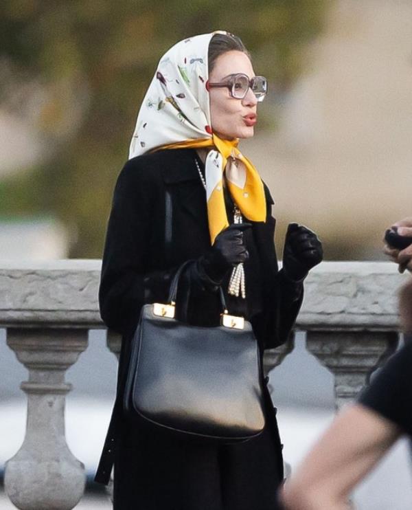 BGUK_2749328 - Paris, FRANCE - The American Actress Angelina Jolie accompanied by her son Pax spotted on the set of the biopic ?Maria? on the life of Maria Callas on the Alexandre III's bridge in Paris. The actress plays the singer whose centenary will be celebrated on December 2 2023. Pictured: Angelina Jolie BACKGRID UK 11 OCTOBER 2023 BYLINE MUST READ: BEST IMAGE / BACKGRID UK: +44 208 344 2007 / uksales@backgrid.com USA: +1 310 798 9111 / usasales@backgrid.com *Pictures Co<em></em>ntaining Children Please Pixelate Face Prior To Publication*