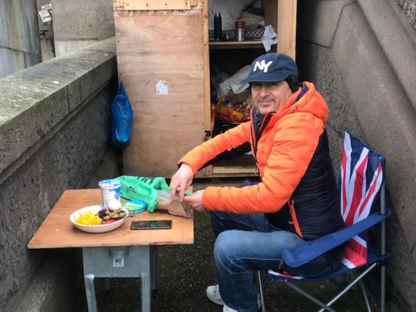 一名流浪汉在巴特西大桥下建造了300英镑的棚屋，他说：“我在梦想中生活”