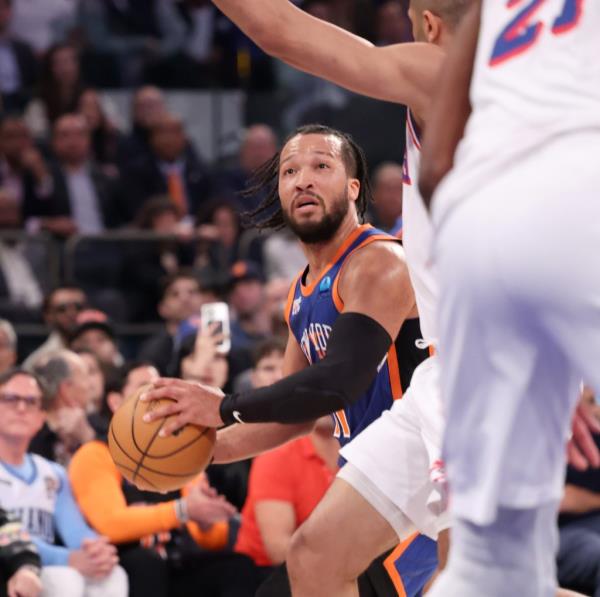 Jalen Brunson looks for an opening during the first quarter.