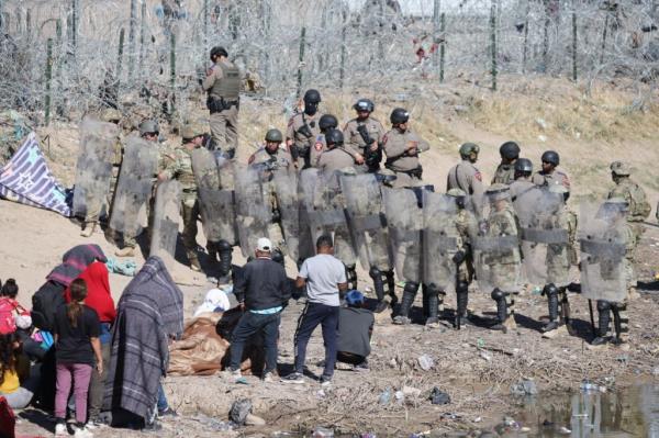 Texas Natio<em></em>nal Guard and state troops face off with migrants