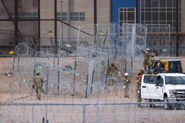 Texas troops erect more fencing and co<em></em>ncertina wire at the border