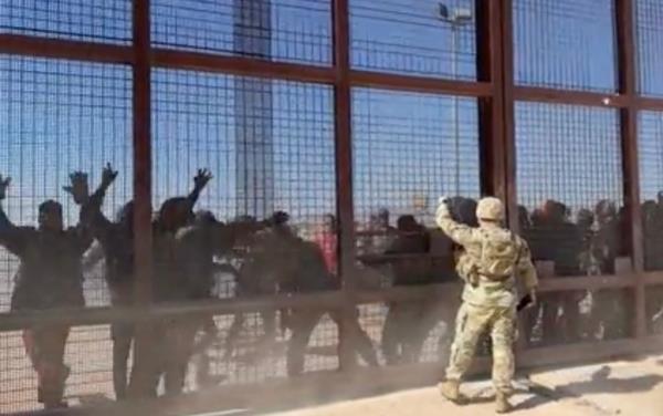 Hundreds of migrants storm the border in El Paso