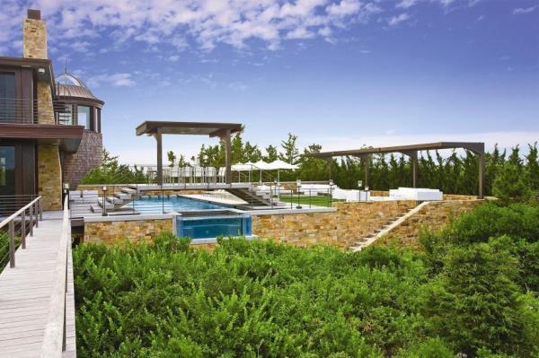 A view of the outdoors.