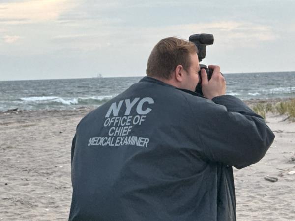 Authorities take photos of the scene wher<em></em>e the body was found.