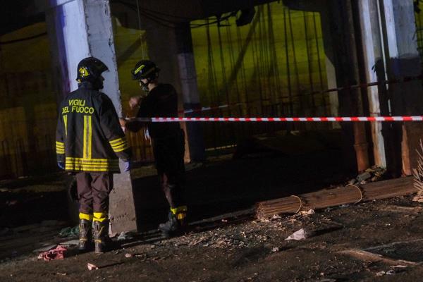 那不勒斯住宅区的人行道倒塌，造成两人死亡