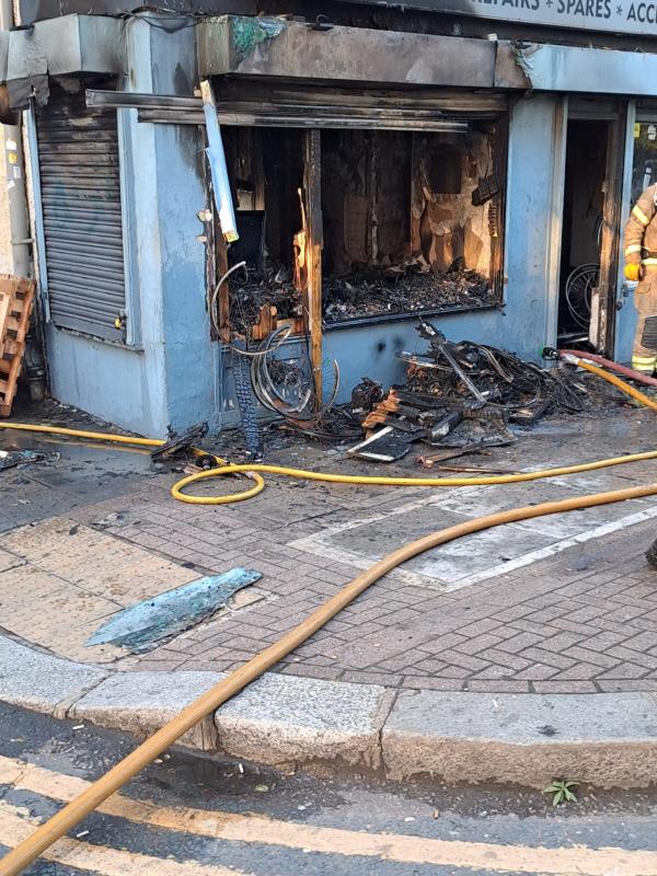 电动自行车电池起火，托特纳姆自行车店被毁