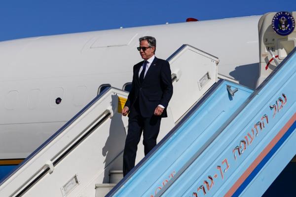 US Secretary of State Antony Bl<em></em>inken, in a suit and tie, disembarking from his plane at Ben Gurion Airport in Tel Aviv, October 22, 2024