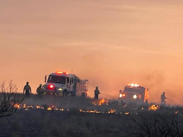 The Windy Deuce Fire has burned 142,000 acres across several counties, leading to evacuations.</p>

<p>　　