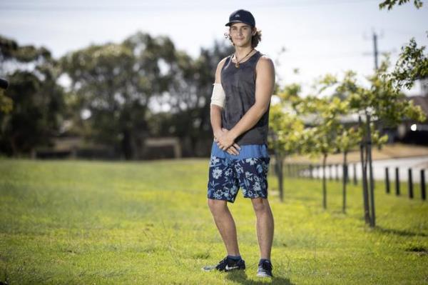 Levi Tracy (17) and father Mark Tracy.</p>

<p>　　Levi needs a stem cell do<em></em>nor in his fight against cancer.