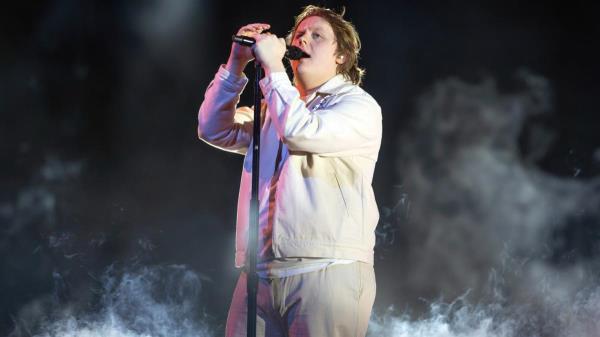 刘易斯·卡帕尔迪(Lewis Capaldi)时隔一年重返工作室