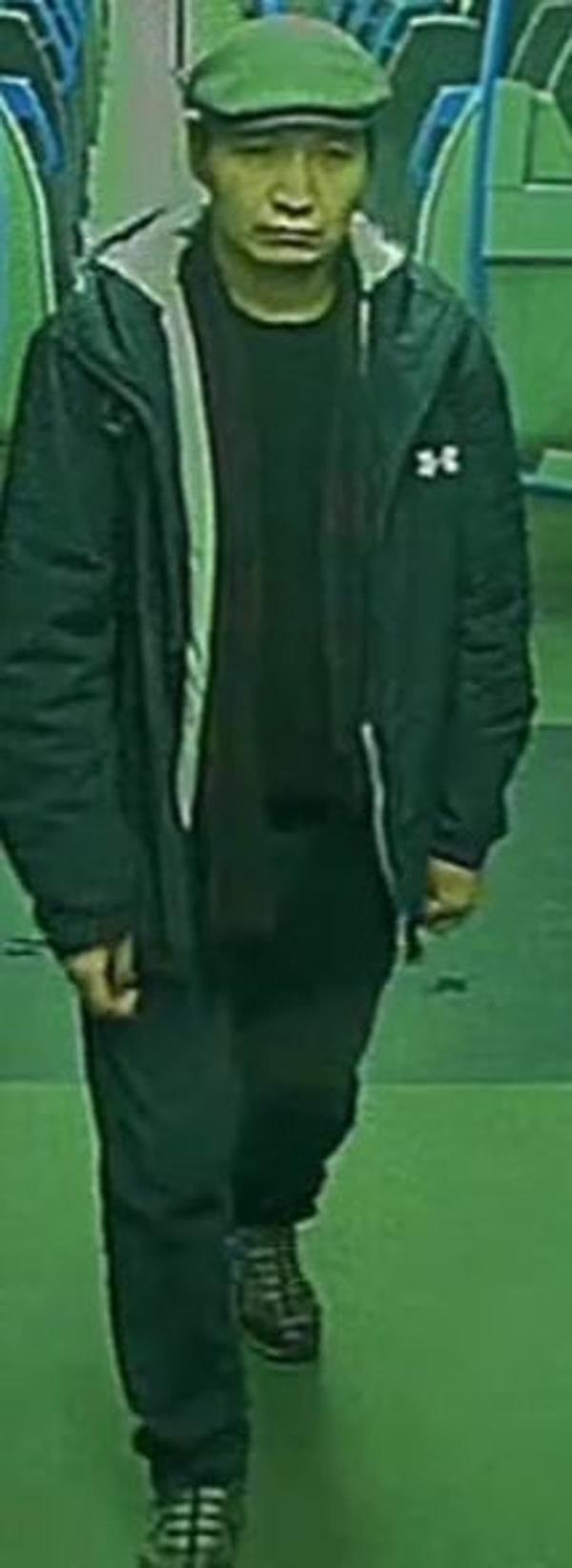 在图廷和赫恩山之间的火车上，一名男子在一名女子面前裸露身体