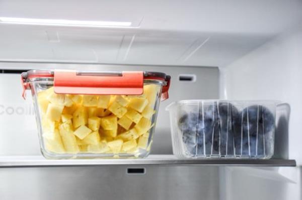 cut pineapple in airtight co<em></em>ntainer in fridge