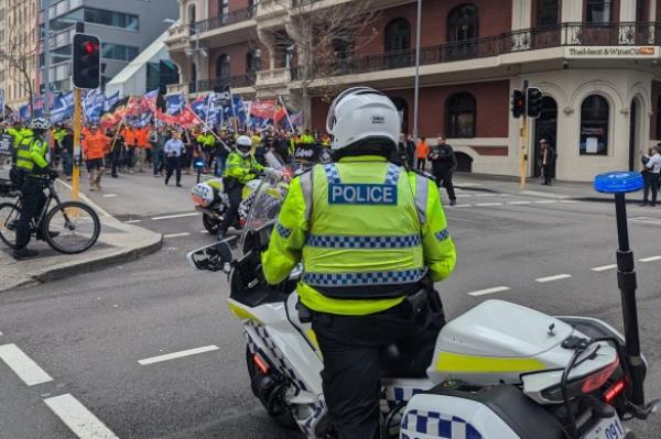 随着政府谈判的继续，CFMEU在澳大利亚的分支机构悬而未决