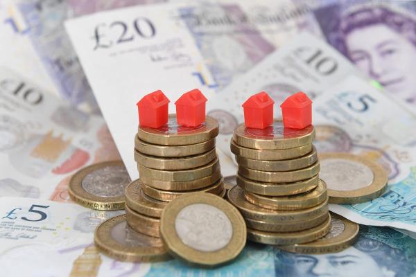 一些储户从终身保险中提取现金至少要收取1.1万英镑