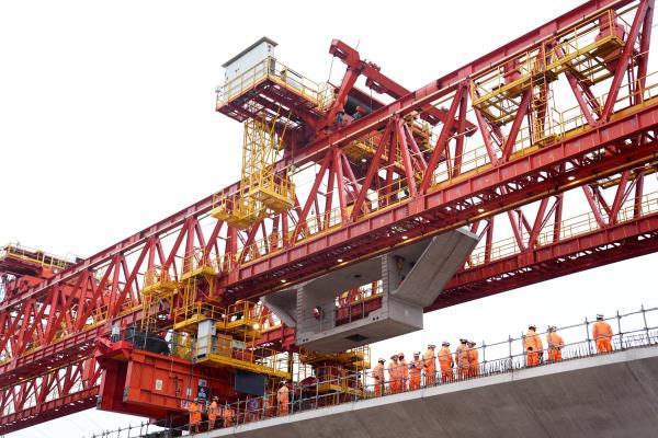 HS2在伦敦郊区完成了英国最长铁路桥的建设