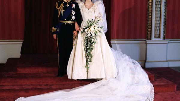 戴安娜王妃因丈夫查尔斯王子与卡米拉的恋情而“支离破碎”