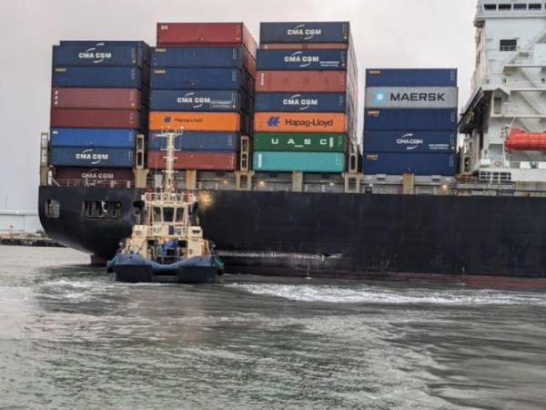 The shipping co<em></em>ntainer  smashed into the Leeuwin.