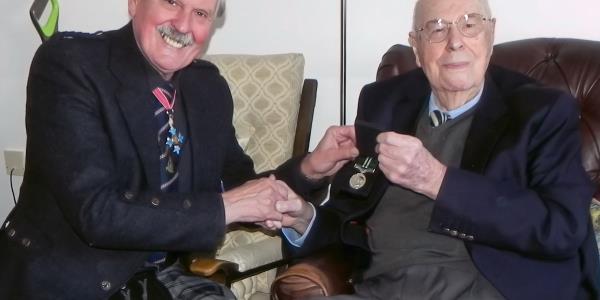 英国皇家空军上尉因战时服役晚了75年才获奖
