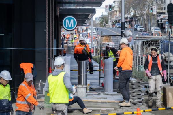 铁路线路和政府加薪维持着经济的运转