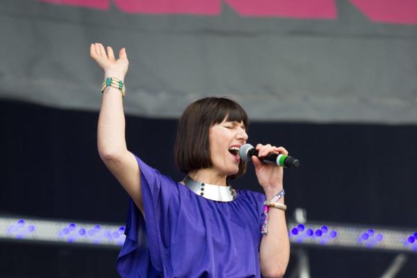 Roisin Murphy带领大家向“美丽的”Crazy P主唱Danielle Moore致敬