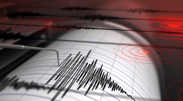 强烈的7.6级地震袭击印度尼西亚