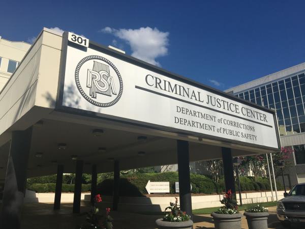 加薪帮助阿拉巴马州监狱系统阻止了狱警人数的下降
