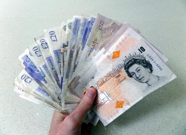 英镑将结束连续6天的跌势，但仍有可能出现月度大幅下跌