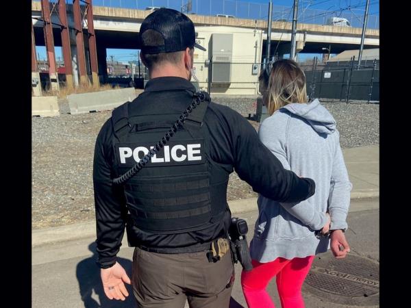 阿拉巴马州的重罪犯在科罗拉多州逮捕了佩尔市一名阻止汽车闯入的女子
