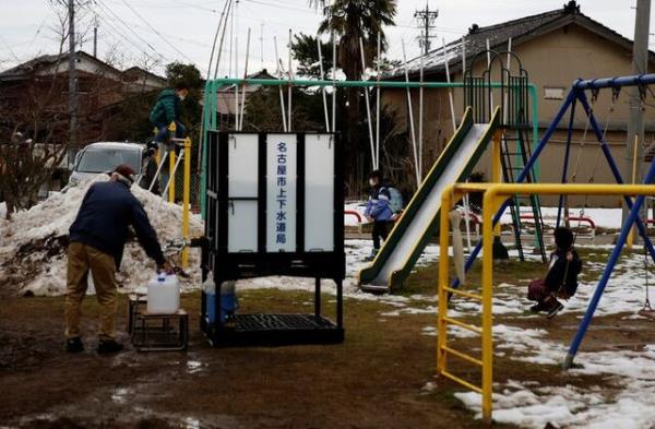 日本地震幸存者与没有自来水的不卫生环境作斗争