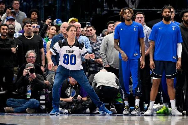 小牛队以35亿美元的价格出售给阿德尔森赢得了NBA的批准