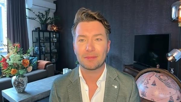 残局：出版了一本书，在罗亚尔写这篇文章后的一小时内，他就被称为种族主义者记者
