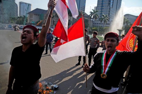 Students on the streets of Jakarta amid co<em></em>ncerns a<em></em>bout Indonesia's democracy. They are carrying Indo<em></em>nesian flags and raising their fists