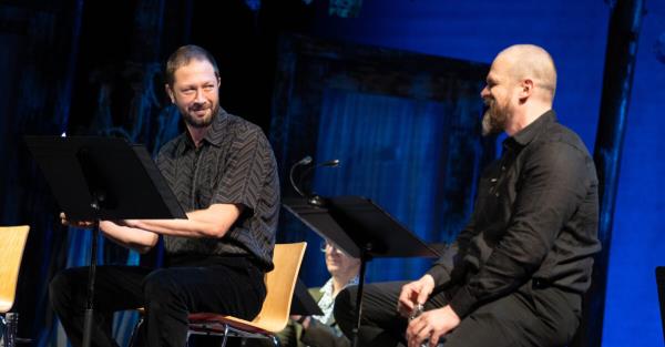 图片：见Ebon Moss-Bachrach和David Harbour在True West Benefit Reading