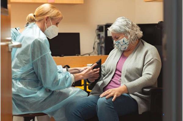 Vibrating glove helps stroke patients recover from muscle spasms